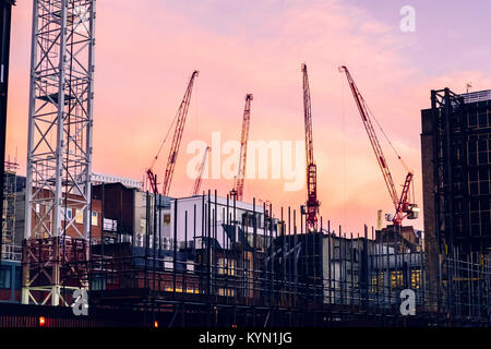 Abend Krane über eine Baustelle in der Nähe von Oxford Street, London, UK Stockfoto