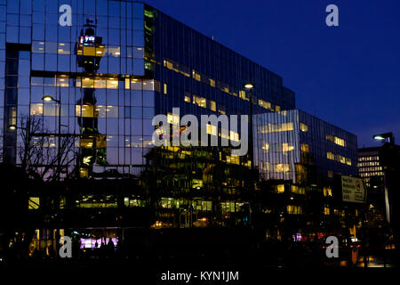 University College Hospital Education Center bei Nacht auf der Euston Road und Hampstead Road in London, Großbritannien mit Reflexionen der British Telecom Tower Stockfoto