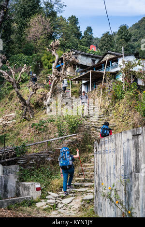 Die Einheimischen im Bergdorf, Annapurna Nationalpark, Nepal, Asien. Stockfoto