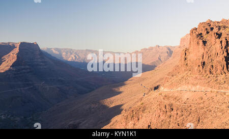 Berge mit Canyons bei Sonnenuntergang auf der Insel Gran Canaria. Retro gefiltert Fotografie. Stockfoto