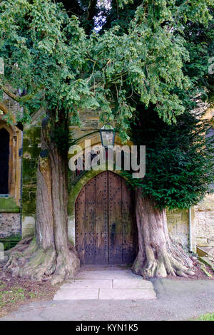 Im Norden von Tür zu St. Edward's Kirche Stow-on-the-Wold, Cotswolds, Großbritannien Stockfoto