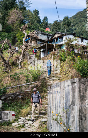 Die Einheimischen im Bergdorf, Annapurna Nationalpark, Nepal, Asien. Stockfoto