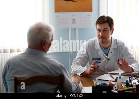 Stadt Gomel, Belarus. 31. Mai, Gomel medizinische Klinik 2017. Arzt Neurologe nimmt den Patienten. Die Rezeption der Arzt älterer Menschen. In der Arztpraxis Stockfoto