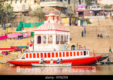 Varanasi, Uttar Pradesh, Indien, Stadtbild von Banares vom Ganges aus gesehen Stockfoto