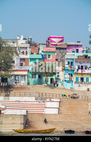 Varanasi, Uttar Pradesh, Indien, Stadtbild von Banares vom Ganges aus gesehen Stockfoto