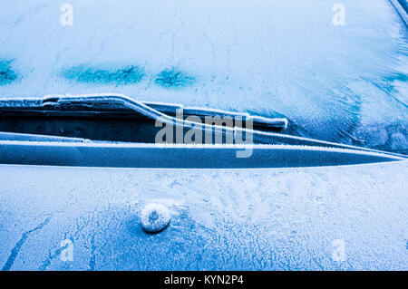 Iceflowers, gefroren. Der eiskalten Frost formen Eiskristalle in schöne einzigartige Muster auf dem Fenster, Haube und Wischer auf dem Auto Stockfoto