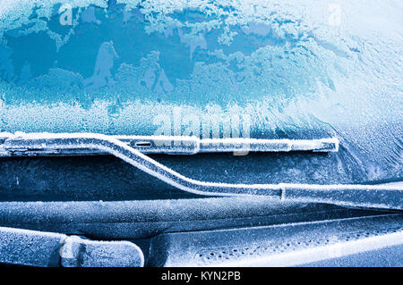 Iceflowers, gefroren. Der eiskalten Frost formen Eiskristalle in schöne einzigartige Muster auf dem Fenster, Haube und Wischer auf dem Auto Stockfoto
