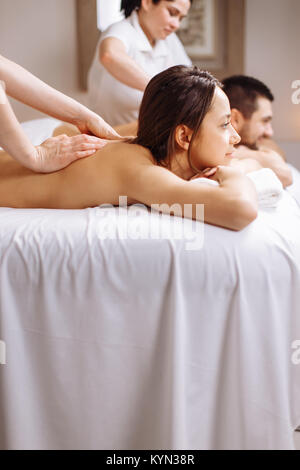 Glückliches Paar, Massage im Spa Stockfoto