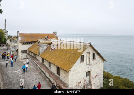 Military Dorm Wachhaus mit Wellblechdach und Windows, Alcatraz Federal Penitentiary, Alcatraz Island, San Francisco, Kalifornien, USA Stockfoto