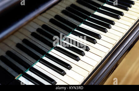 Nahaufnahme eines klassischen musikalischen Klavier Keyboard in eine diagonale Komposition mit niemand und Copyspace Bereich für Musik Song schreiben basierte Designs und Stockfoto