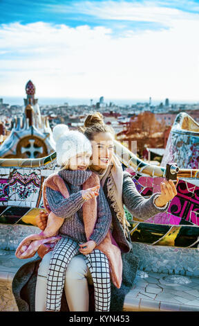 Barcelona-Handschrift. Porträt des Lächelns moderne Mutter und Kind Reisende am Park Güell in Barcelona, Spanien mit Digitalkamera unter Foto w Stockfoto