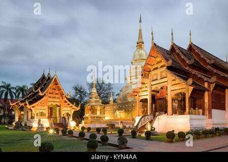 Wat Phra Sing in Chiang Mai, Thailand an einem trüben und kühlen Januar Abend. Stockfoto