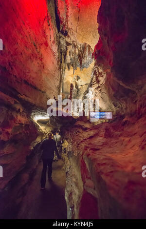 Ruby Falls ist in Lookout Mountain in der Nähe von Chattanooga, Tennessee und bei 145 Meter hoch gelegen ist der weltweit höchsten und tiefsten unterirdischen Wasserfall. Stockfoto