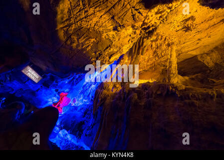 Ruby Falls ist in Lookout Mountain in der Nähe von Chattanooga, Tennessee und bei 145 Meter hoch gelegen ist der weltweit höchsten und tiefsten unterirdischen Wasserfall. Stockfoto