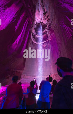 Ruby Falls ist in Lookout Mountain in der Nähe von Chattanooga, Tennessee und bei 145 Meter hoch gelegen ist der weltweit höchsten und tiefsten unterirdischen Wasserfall. Stockfoto