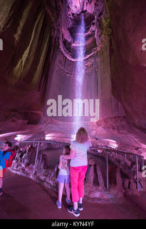 Ruby Falls ist in Lookout Mountain in der Nähe von Chattanooga, Tennessee und bei 145 Meter hoch gelegen ist der weltweit höchsten und tiefsten unterirdischen Wasserfall. Stockfoto