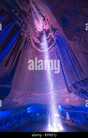 Ruby Falls ist in Lookout Mountain in der Nähe von Chattanooga, Tennessee und bei 145 Meter hoch gelegen ist der weltweit höchsten und tiefsten unterirdischen Wasserfall. Stockfoto