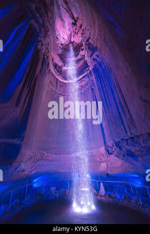 Ruby Falls ist in Lookout Mountain in der Nähe von Chattanooga, Tennessee und bei 145 Meter hoch gelegen ist der weltweit höchsten und tiefsten unterirdischen Wasserfall. Stockfoto