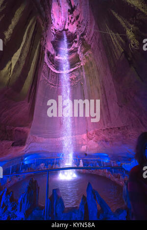 Ruby Falls ist in Lookout Mountain in der Nähe von Chattanooga, Tennessee und bei 145 Meter hoch gelegen ist der weltweit höchsten und tiefsten unterirdischen Wasserfall. Stockfoto