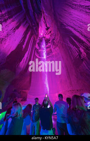 Ruby Falls ist in Lookout Mountain in der Nähe von Chattanooga, Tennessee und bei 145 Meter hoch gelegen ist der weltweit höchsten und tiefsten unterirdischen Wasserfall. Stockfoto