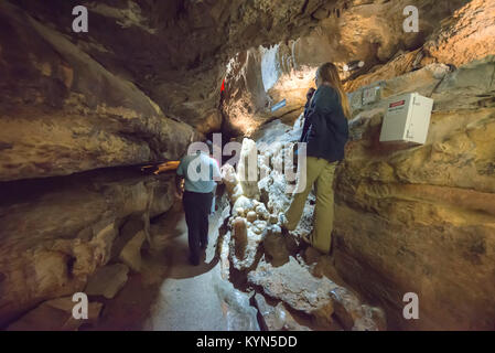 Ruby Falls ist in Lookout Mountain in der Nähe von Chattanooga, Tennessee und bei 145 Meter hoch gelegen ist der weltweit höchsten und tiefsten unterirdischen Wasserfall. Stockfoto