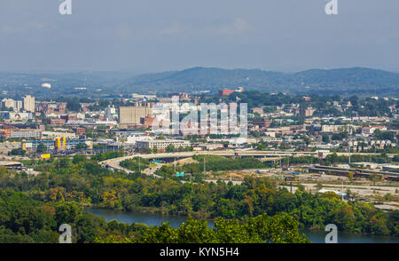 Übersicht der Stadt Chattanooga, Tennessee mit dem Tennessee River im Vordergrund, wie aus der Ruby Falls Turm auf dem Lookout Mountain gesehen. Stockfoto