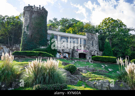 Ruby Falls ist in Lookout Mountain in der Nähe von Chattanooga, Tennessee und bei 145 Meter hoch gelegen ist der weltweit höchsten und tiefsten unterirdischen Wasserfall. Stockfoto