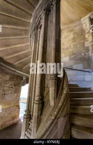 BLOIS, Frankreich - ca. Juni 2014: Wendeltreppe im mittelalterlichen französischen Schloss Stockfoto