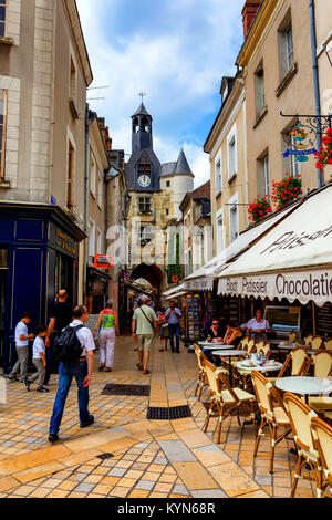 AMBOISE, Frankreich - ca. Juni 2014: Touristen zu Fuß in der engen Straße von Amboise Stockfoto