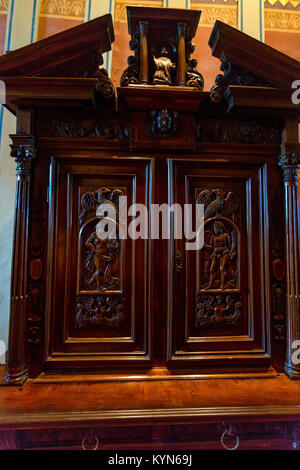 CHENONCEAU, Frankreich - ca. Juni 2014: Holz- Sideboard im Chateau de Chenonceau Stockfoto