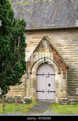 Alten gewölbten Holztür und Eibe, St James die weniger Kirche, Penicuik Mid Lothian. Schottische episkopalischen Kirche, Broomhill Road, Midlothian, Schottland, Großbritannien Stockfoto