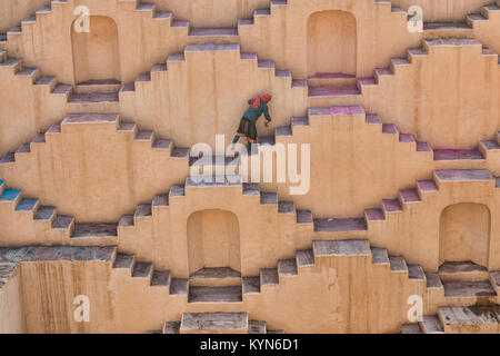 Sweeper im Panna Meena ka Kund stepwell, Jaipur, Indien Stockfoto