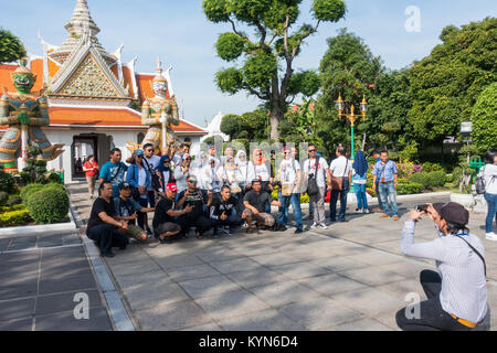 Bangkok Thailand, Touristen, die ein Gruppenfoto im Wat Arun Tempelkomplex machen. Stockfoto