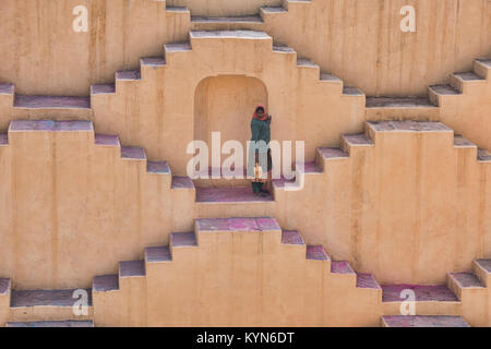 Sweeper im Panna Meena ka Kund stepwell, Jaipur, Indien Stockfoto