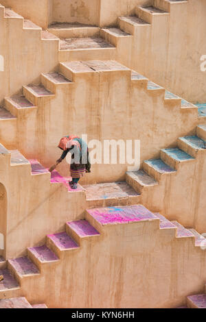 Sweeper im Panna Meena ka Kund stepwell, Jaipur, Indien Stockfoto