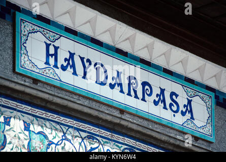 Fliesen- Ortsschild an Haydarpasa Ferry Terminal des Bahnhofs Haydarpasa, Istanbul, Türkei Stockfoto