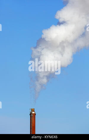 Industrielle Schornstein/Rauch Stapel/Smokestack gegen den blauen Himmel an einem windstillen Tag Stockfoto