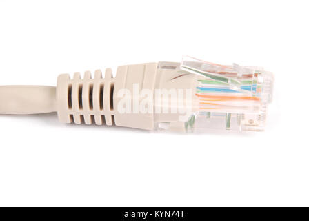 Lan-Kabel und Steckverbinder RJ45, auf weißem Hintergrund. Stockfoto