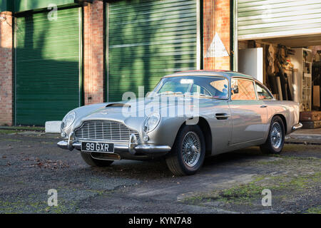 Aston Martin DB5 V8 Auto in Bicester Heritage Center. Bicester, Oxfordshire, England Stockfoto