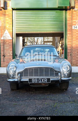 Aston Martin DB5 V8 Auto in Bicester Heritage Center. Bicester, Oxfordshire, England Stockfoto