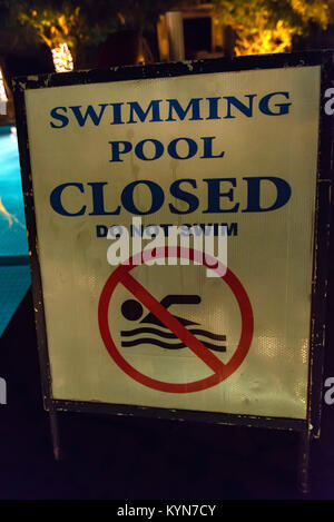 Nahaufnahme von Zeichen in Pool Stockfoto