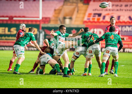 FAO SPORT BILD SCHREIBTISCH LLANELLI, WALES - November 03: Giorgio Bronzini Benetton Treviso kickt den Ball während der während der Guinness PRO 14 Runde 7 Match zwischen Scarlets und Benetton Treviso im Parc y Scarlets, Llanelli, Wales, Großbritannien Stockfoto