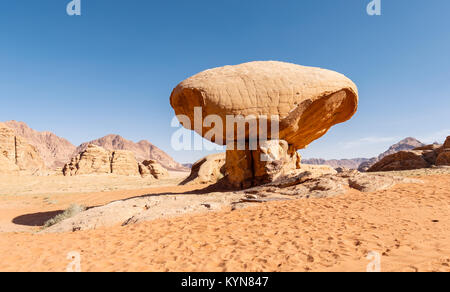 Mushroom Rock im Wadi Rum Wüste, Jordanien Stockfoto