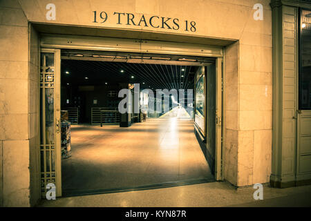 Grand Central Station in New York City, Blick auf Schienen durch die Eingangstür Stockfoto