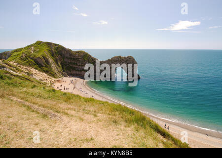 Eine Postkarte Blick auf Durdle Door, Dorset, Großbritannien an einem Tag im Sommer. Stockfoto