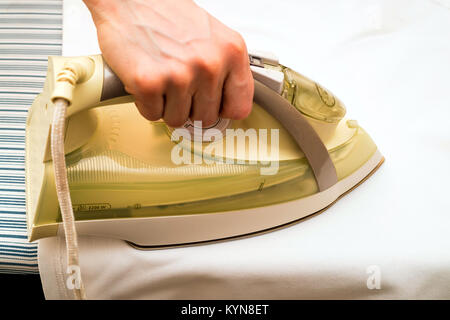 In der Nähe der weiblichen Hand bügeln Stockfoto