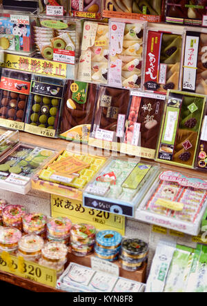 Traditionelle japanische Süßwaren, yatsuhashi Dreiecke und Omochi oder Mochi Bonbons auf einen Store Display in Kyoto, Japan 2017 Stockfoto