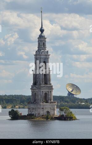 Glockenturm der überschwemmten St. Nicholas Kirche, KALYAZIN, Wolga, Russland Stockfoto