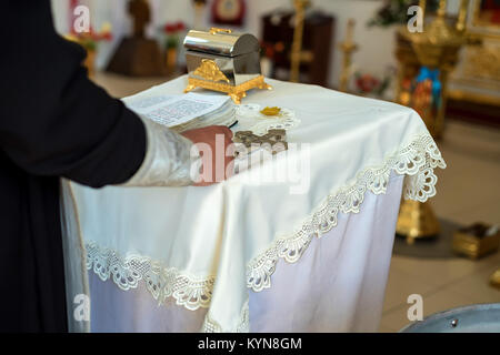 Orthodoxe christliche Priester führt Ritus Stockfoto