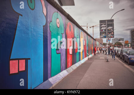 East Side Gallery, Berlin, Deutschland, Gemälde von Thierry Noir Stockfoto